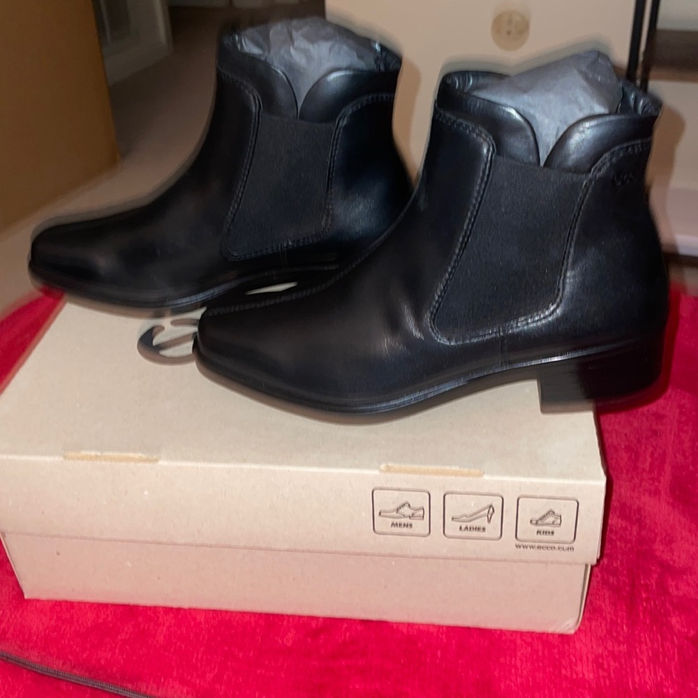 BRAND NEW, NEVER WORN, “ECCO” BLACK LEATHER PULL ON ANKLE BOOTS